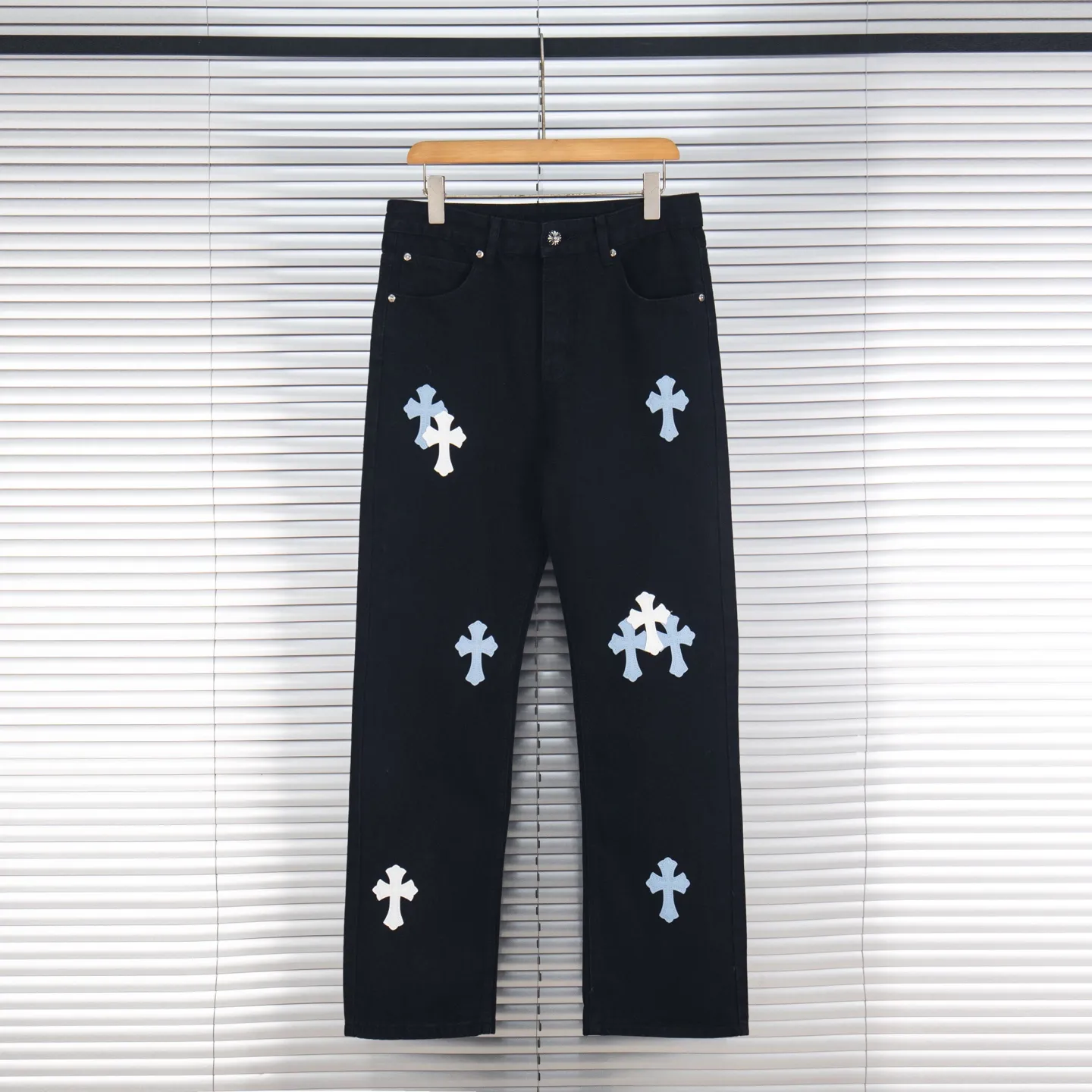 P260 Chrome Hearts Black Pants Sanskrit Blue and White Patch Leather Jeans CH jeans need to be washed before being dismantled and then hand-stitched with sheepskin cross leather and then spliced ​​together. The whole piece has too many craftsmanship to describe. The patches are decorated with cross patterns and the high-waisted washed jeans! ! Absolutely high-end luxury products, god-level single products and super popular products, made with top heavy industry, a must-see magic weapon. Customized hardware. The fabric is thick and soft after washing. It has good breathability. Customized small leather label. Unique design. The details are simple and elegant, and the workmanship is exquisite. The entire trousers are neatly routed and the details are in place! It’s so cool that both men and women can easily control the genderless trend! Style number: 1873# Color: black Size: 28 30 32 34